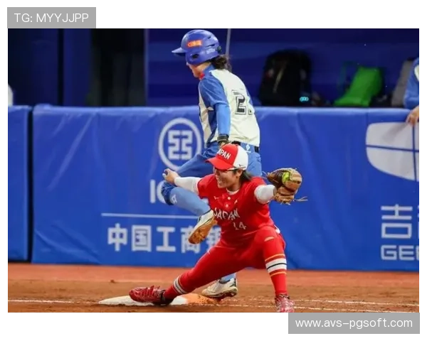 多哈亚运会垒球花絮:朝鲜女垒场下歌声活跃,队员朴实借物御寒