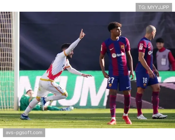 特写镜头：哈维在场边连续呼喊，要求巴萨两名边后卫大幅内收协助出球